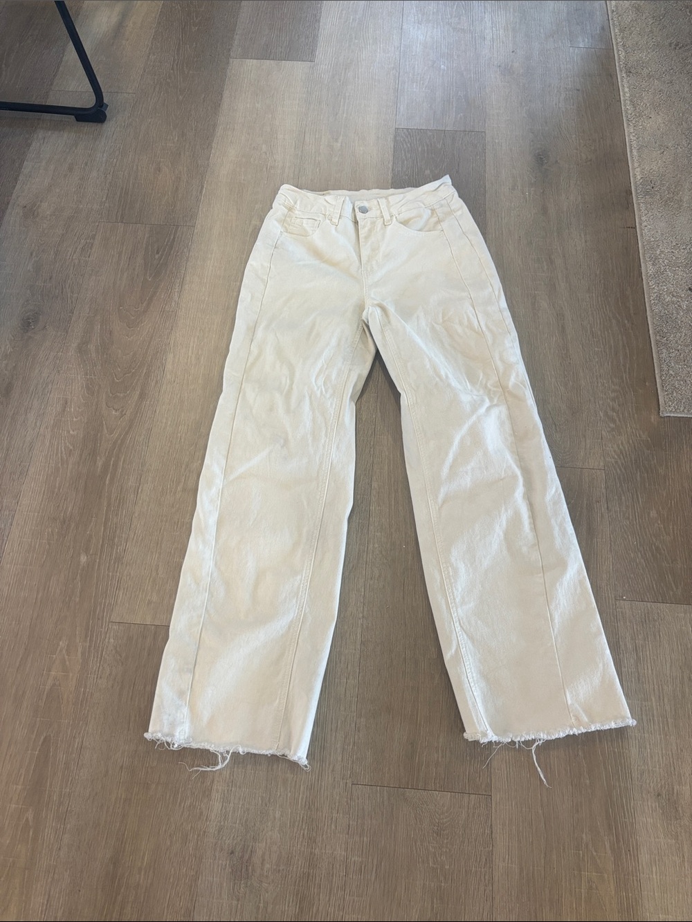Straight-Leg Cream Jeans with Frayed Hem